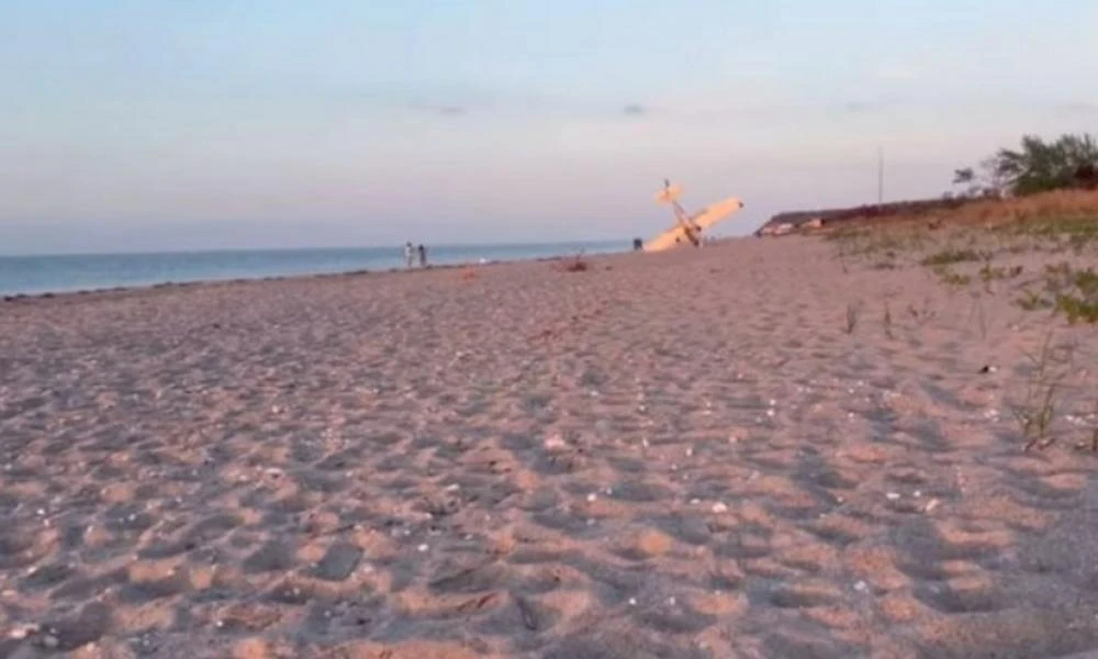 Λονγκ Άιλαντ: Αεροσκάφος αναγκάστηκε να προσγειωθεί σε παραλία με αποτέλεσμα να καρφωθεί στην άμμο (Βίντεο)